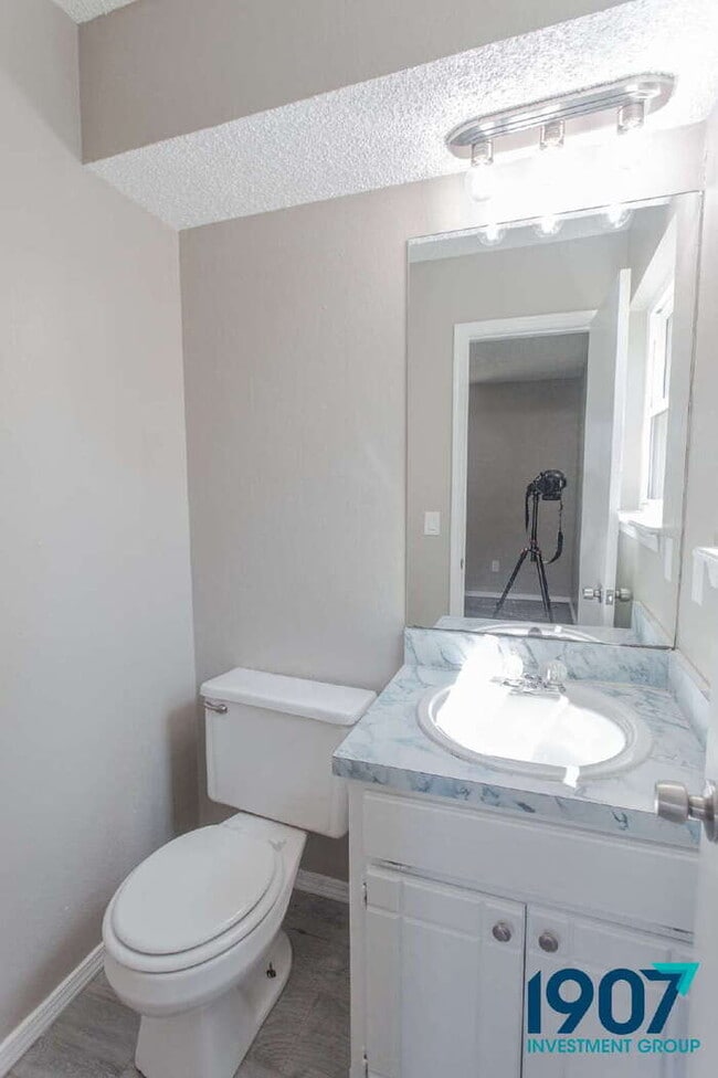 Building Photo - Spacious 5-Bedroom Home in Moore with Rece...
