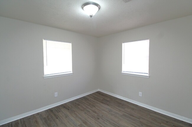 Building Photo - Pet-Friendly 2-Bedroom Duplex with Washer/...