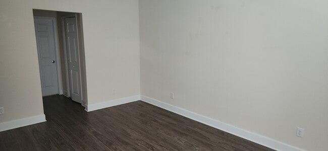 Building Photo - 6107 W 1st Manor