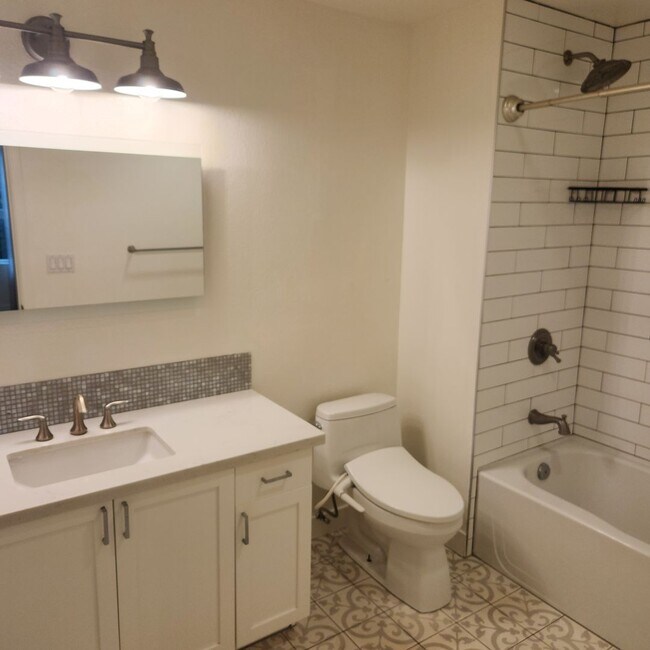 Building Photo - Little Italy 2bed Townhouse, Wait, how cut...