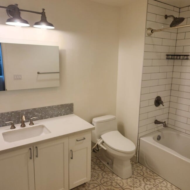 Building Photo - Little Italy Townhouse, 2bed 2.5 bath, high ceilings, pool and spa