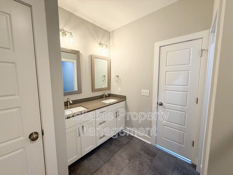 Building Photo - 4 S Laird Dr