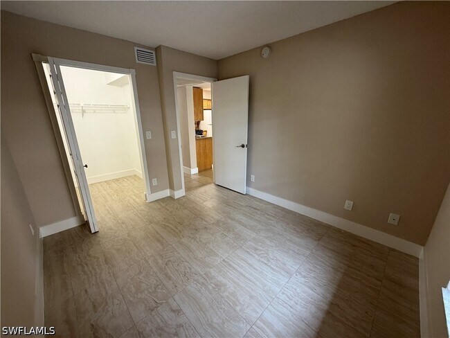 Building Photo - 5305 Summerlin Rd