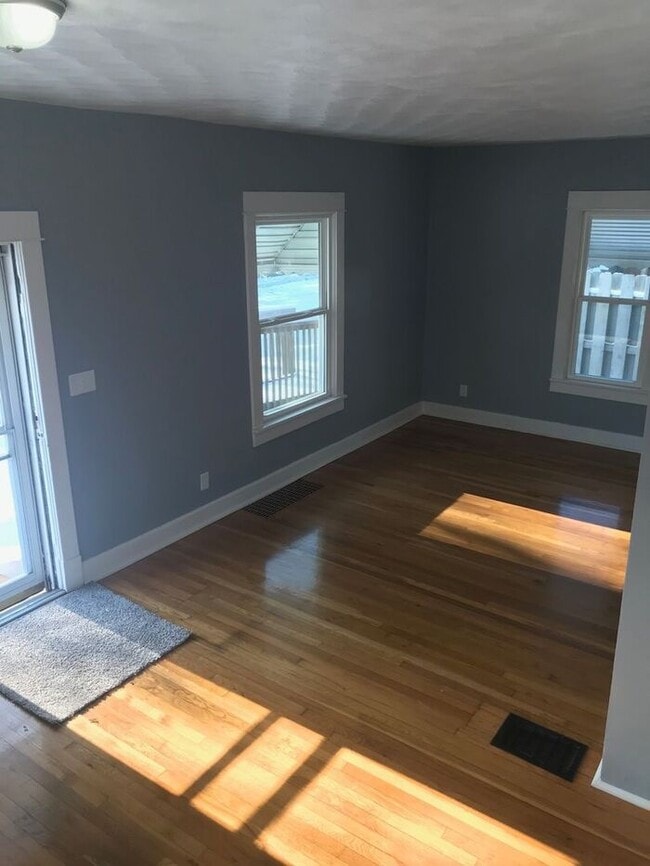 Building Photo - GREAT LOCATION! ADORABLE HOME!!