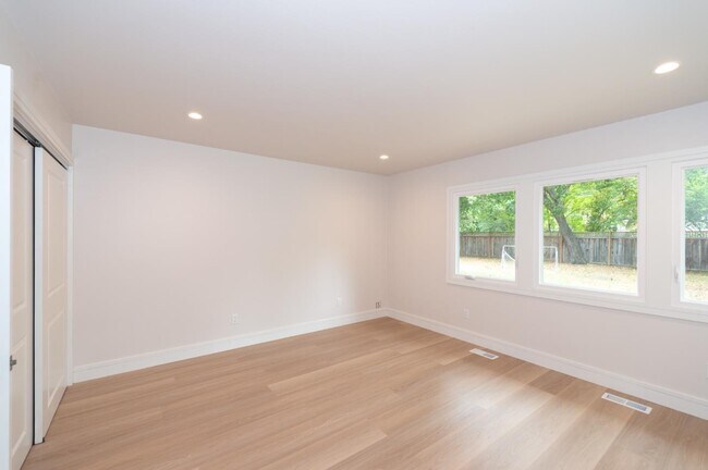 Building Photo - 9 Odell Pl