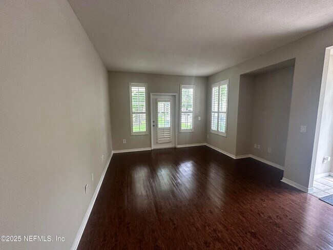 Building Photo - 13700 Richmond Park Dr N