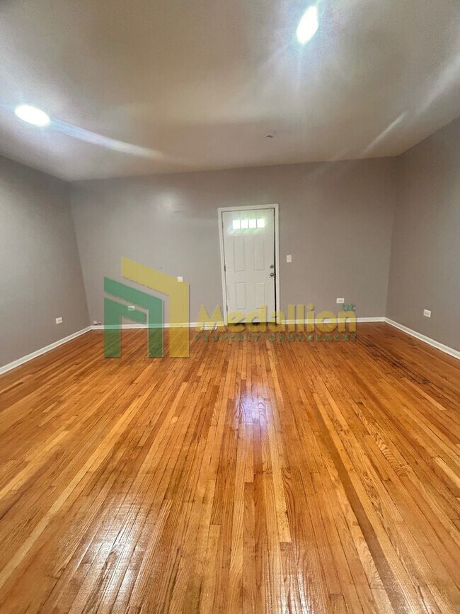 Building Photo - 5954 S Maplewood Ave
