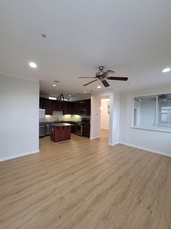 Building Photo - Beautiful 4-Bedroom Brentwood Home on Corn...