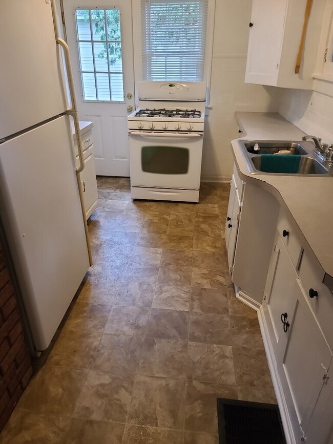 Building Photo - Where Comfort Meets Convenience: 3-Bedroom...