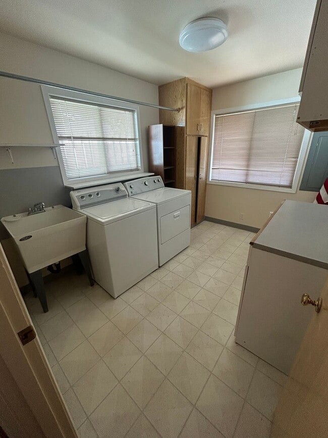 Building Photo - 4 Bed/2Bath home with large yard near scho...