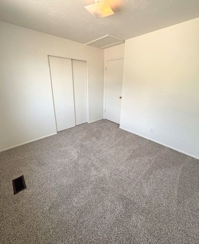 Building Photo - 3 Bedroom / 2 Bath Home in Kearns!