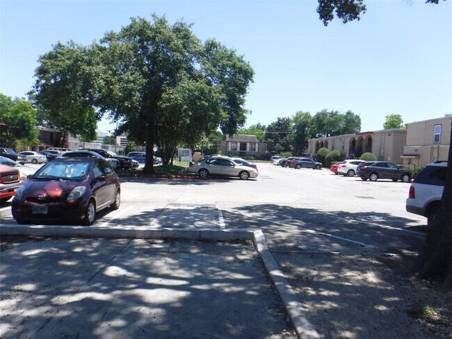 Building Photo - 10110 Westview Dr