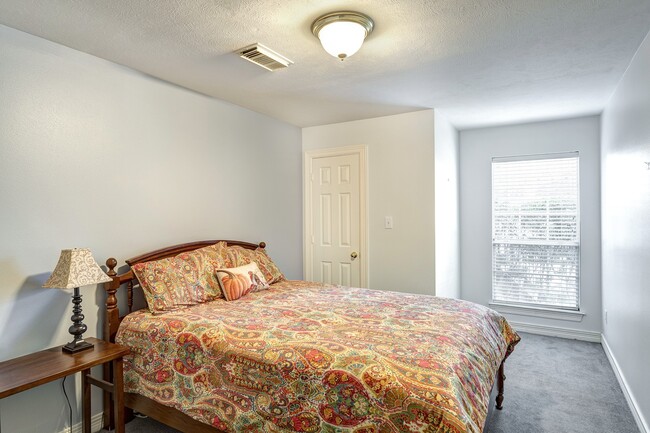 Building Photo - 1933 Haddon St