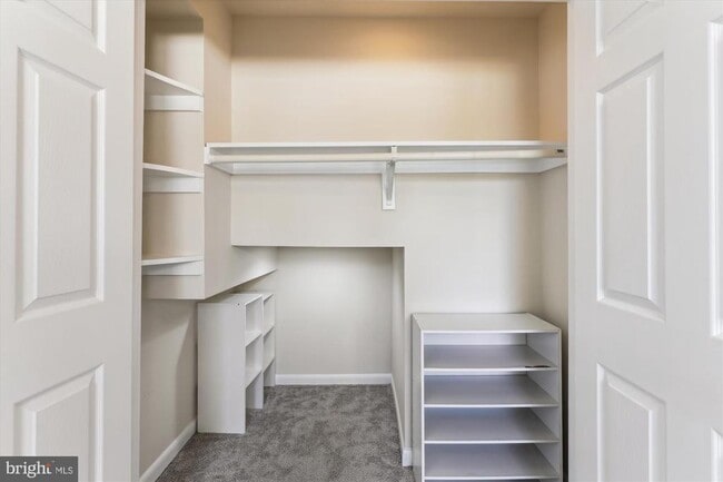 Building Photo - 6916 Southridge Dr