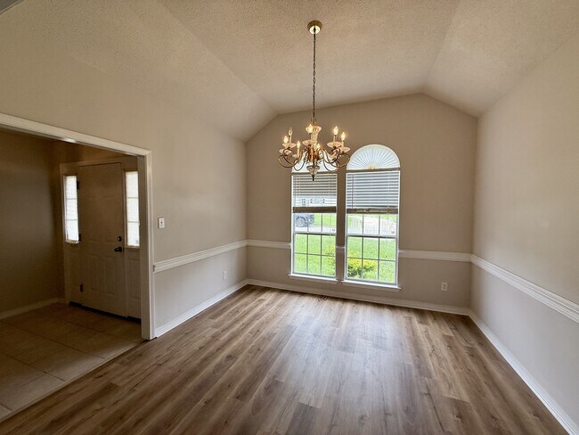 Building Photo - 854 Louise Ave