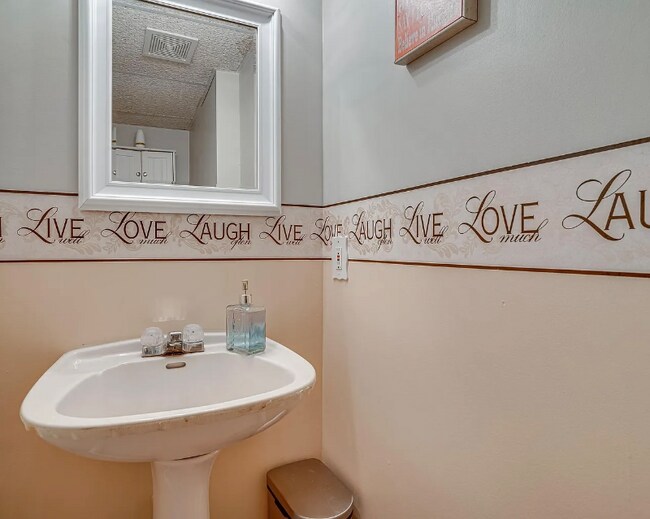 Building Photo - 2126 Briarwood Dr