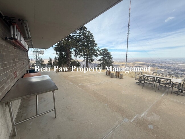 Building Photo - Views for Miles!!