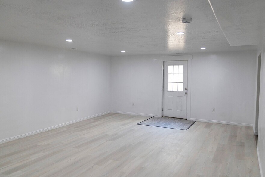 Building Photo - 1066 Searle Ln