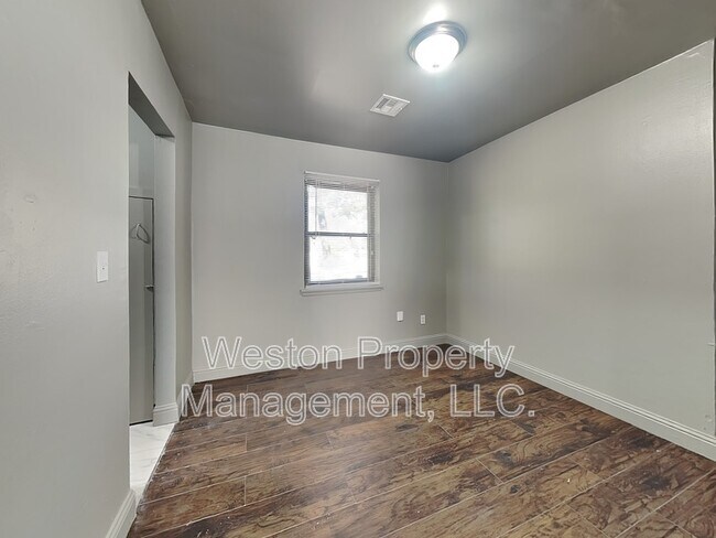 Building Photo - 2101 Westchester Dr