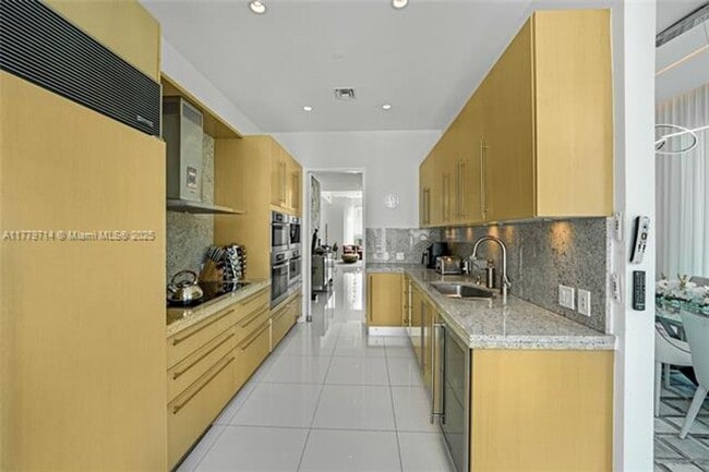 Building Photo - 900 Brickell Key Blvd