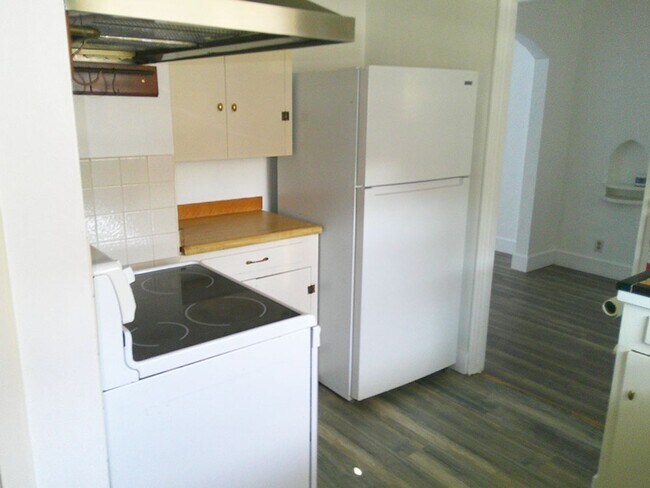 Building Photo - Charming house for rent in a great location