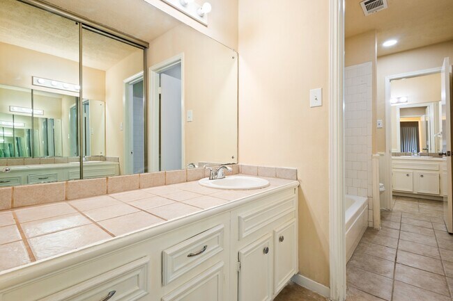 Building Photo - 5921 Arncliffe Dr