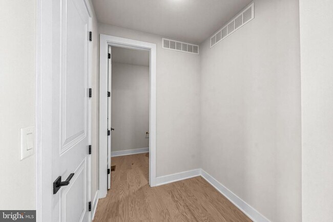Building Photo - 133 Alroy Rd