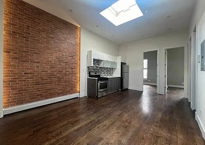Building Photo - 165 Covert St