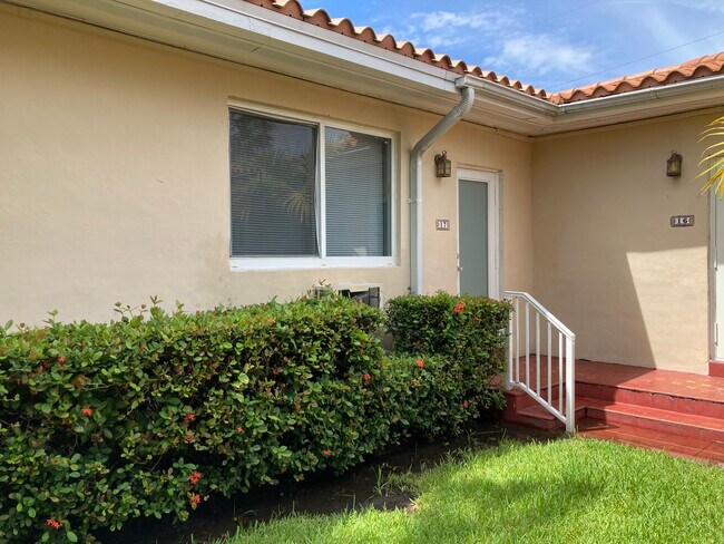 Building Photo - 2170 Bay Dr