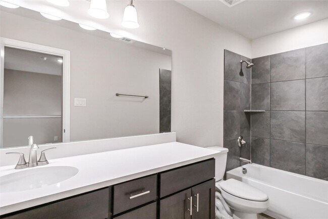 Building Photo - Gorgeous Townhouse for rent in North Fort ...