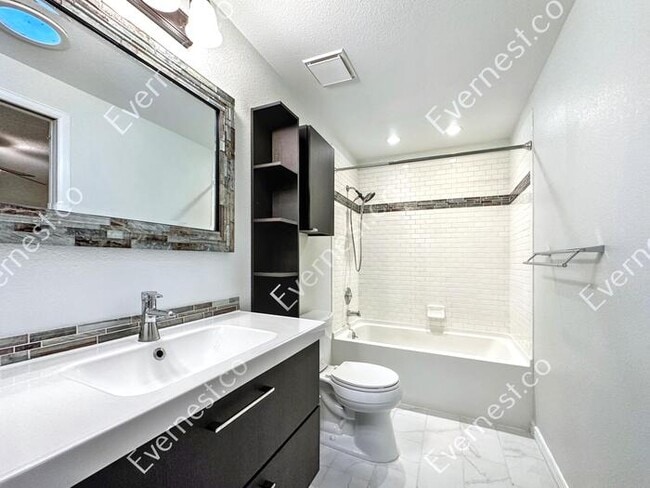Building Photo - Charming 4-Bedroom Home with Spacious Layo...
