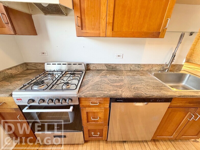 Building Photo - 7033 N Sheridan Rd