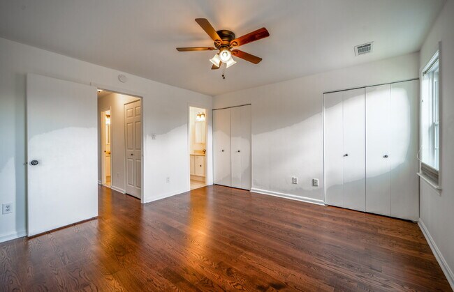 Building Photo - Sophisticated Townhome Steps from East Fal...