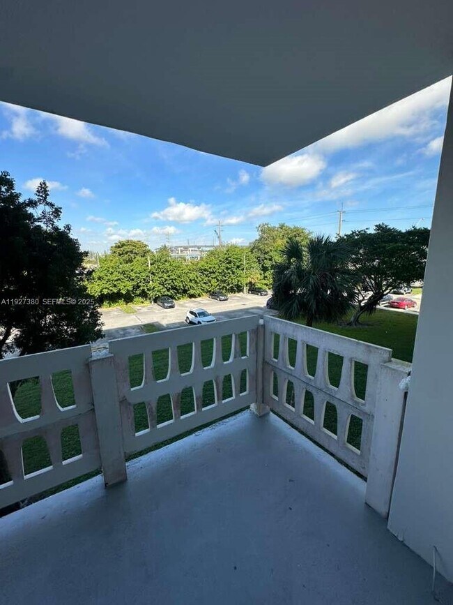 Building Photo - 15600 NW 7th Ave