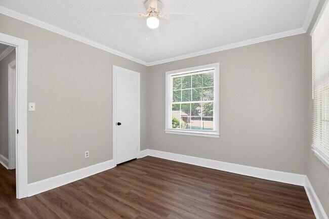 Building Photo - 3BD/2BA Single Family Home on Large Lot!