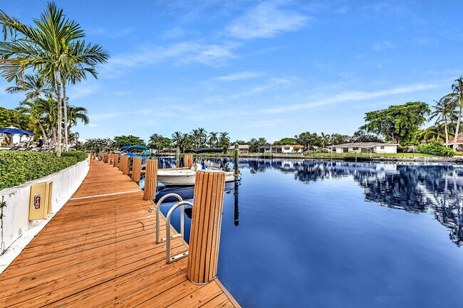 Building Photo - 120 Cypress Club Dr