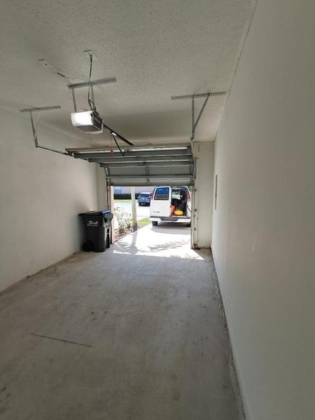 Building Photo - 223 E Coral Trace Cir