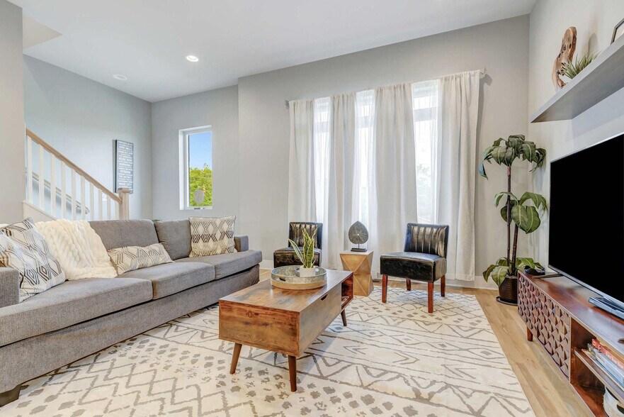 Building Photo - 978 Youngs Ln