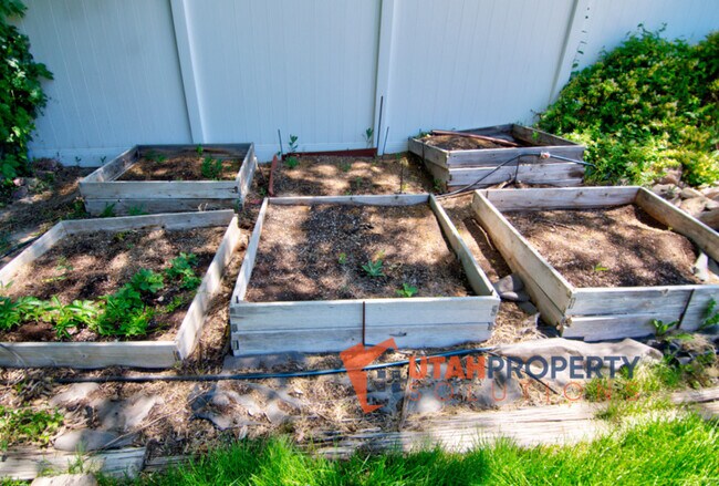 Building Photo - 239 E 9585 S