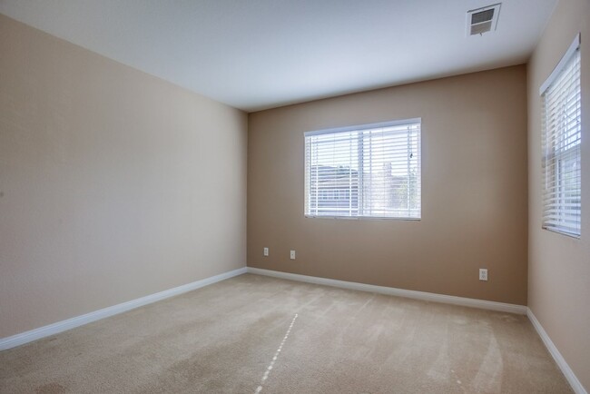 Building Photo - Spacious Rosemont 4-bedroom with Loft, and...