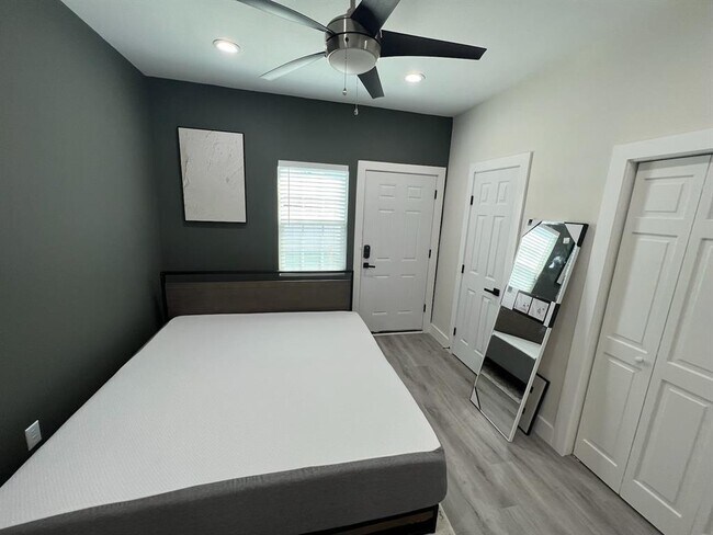 Building Photo - 5 Estelle St