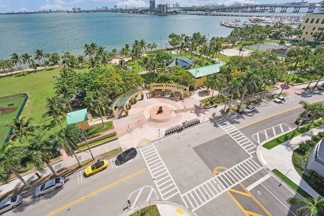 Building Photo - 1800 N Bayshore Dr