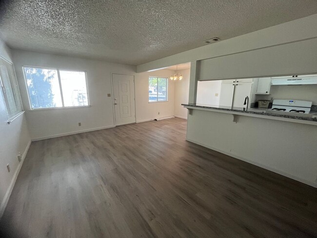 Building Photo - 1703 Donner Ave