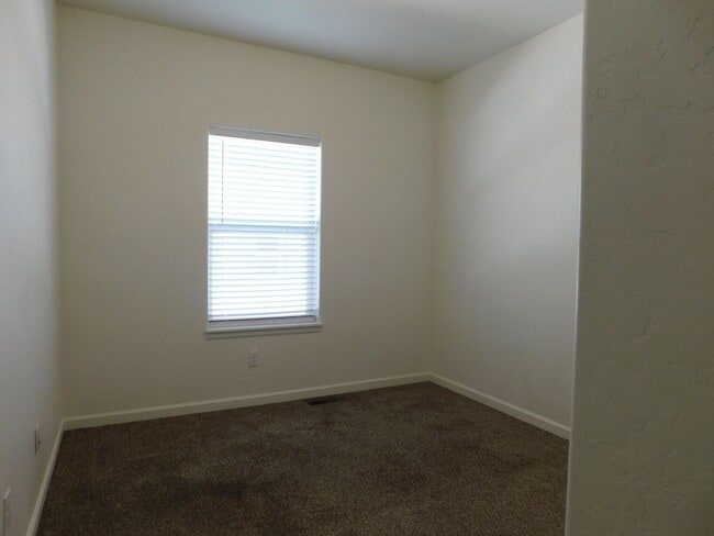 Building Photo - Condo Close to Shopping