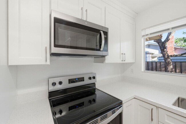 Building Photo - Spacious 4-bedroom 2-Bath in Desirable Area in Walnut Creek!