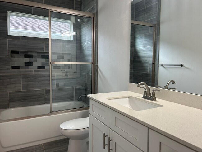 Building Photo - Immaculate 3/2 with Yard, Garage, and Pet ...