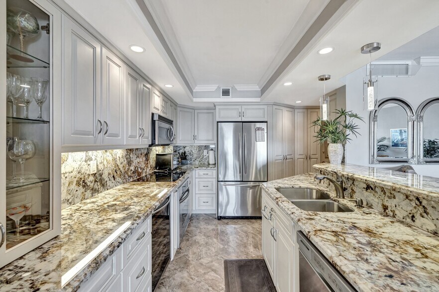 Building Photo - 2100 S Ocean Dr