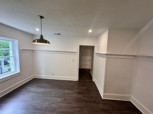 Building Photo - HALF OFF FIRST MONTHS RENT SPECIAL!!