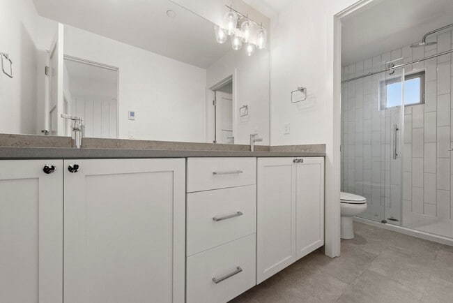 Building Photo - Modern 3 Bed 3.5 Bath Townhome with Garage, Balcony and Fenced Yard Near Light Rail