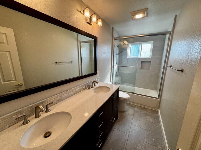 Building Photo - 1318 Deb Ct